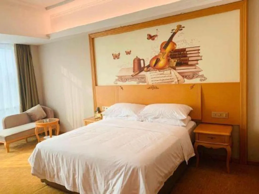 Bed in Vienna Hotel Guangdong Huizhou Lilin North Railway Station