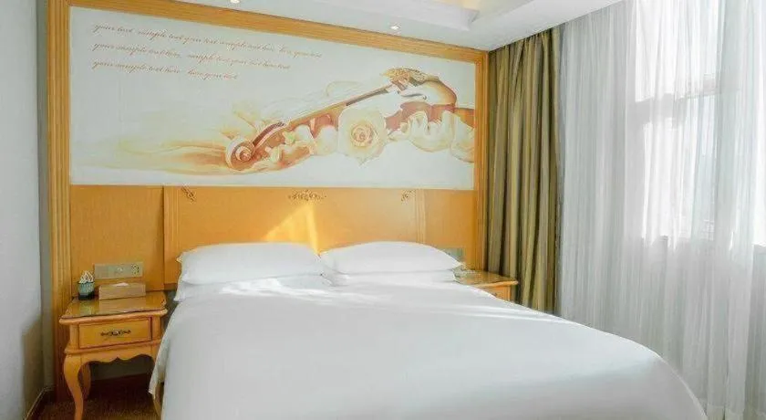 Bed in Vienna Hotel Guangdong Huizhou Lilin North Railway Station