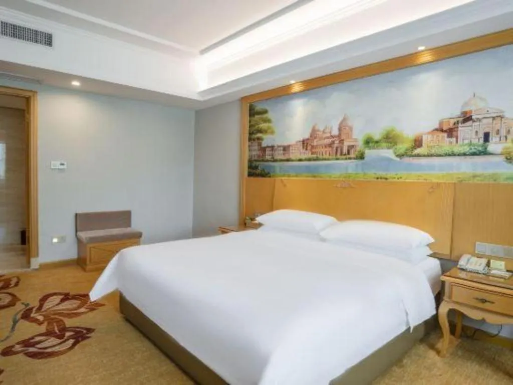 Bed in Vienna Hotel Guangdong Huizhou Lilin North Railway Station