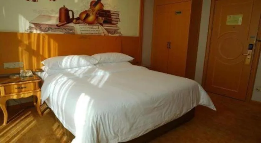 Bed in Vienna Hotel Guangdong Huizhou Lilin North Railway Station