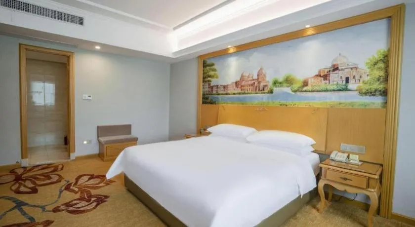 Bed in Vienna Hotel Guangdong Huizhou Lilin North Railway Station