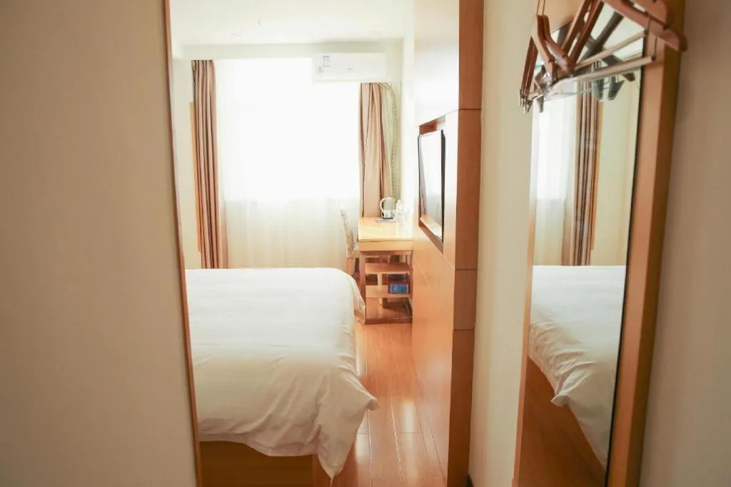 Bed in GreenTree Inn Binzhou Bus Station