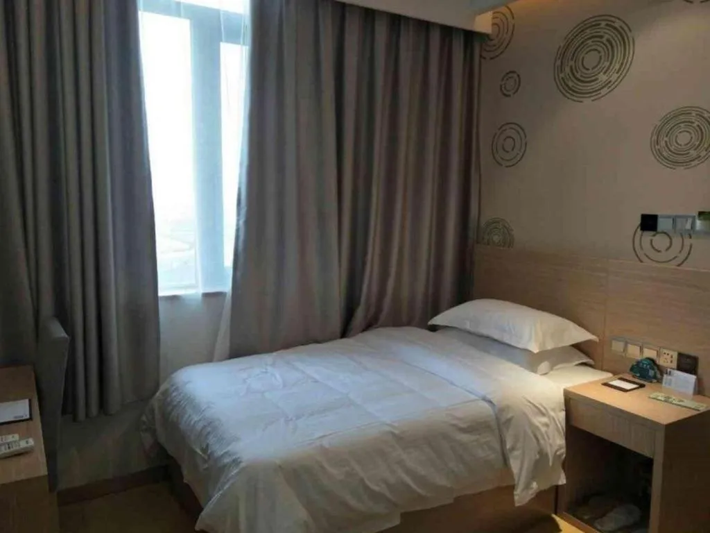 Bed in GreenTree Inn Yancheng Dongtai Fuan Town Express Hotel