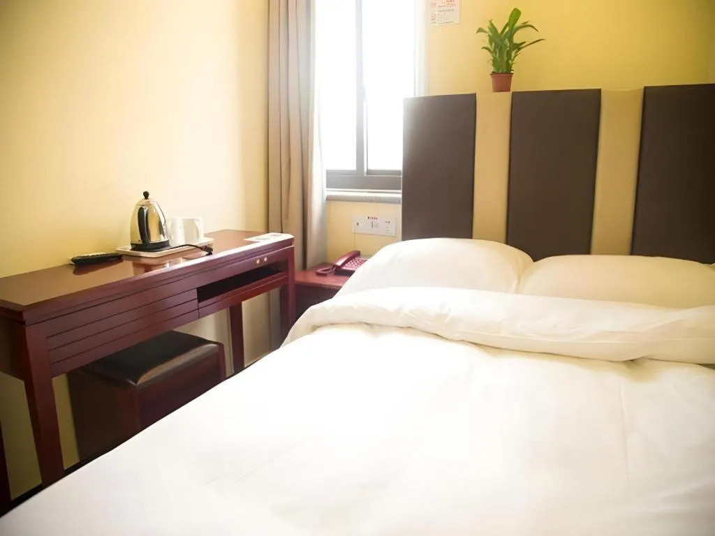 Bed in Shell Hotel Shanghai Baoshan Meilanhu Luosheng Road