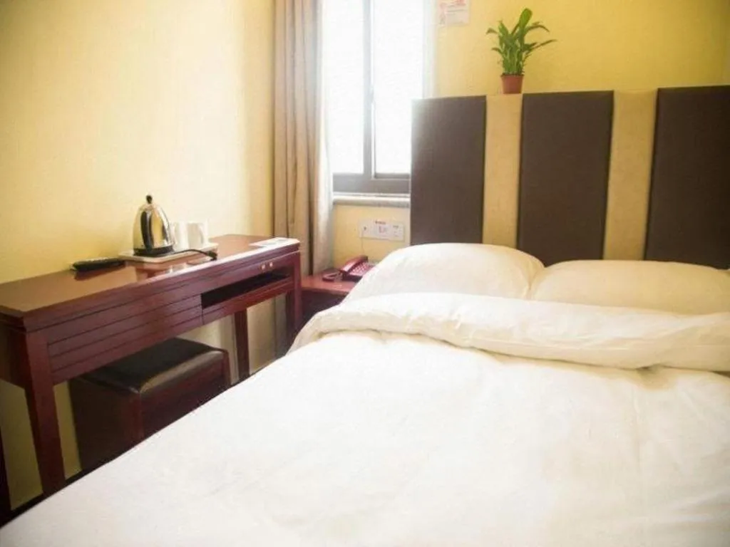 Bed in Shell Hotel Shanghai Baoshan Meilanhu Luosheng Road