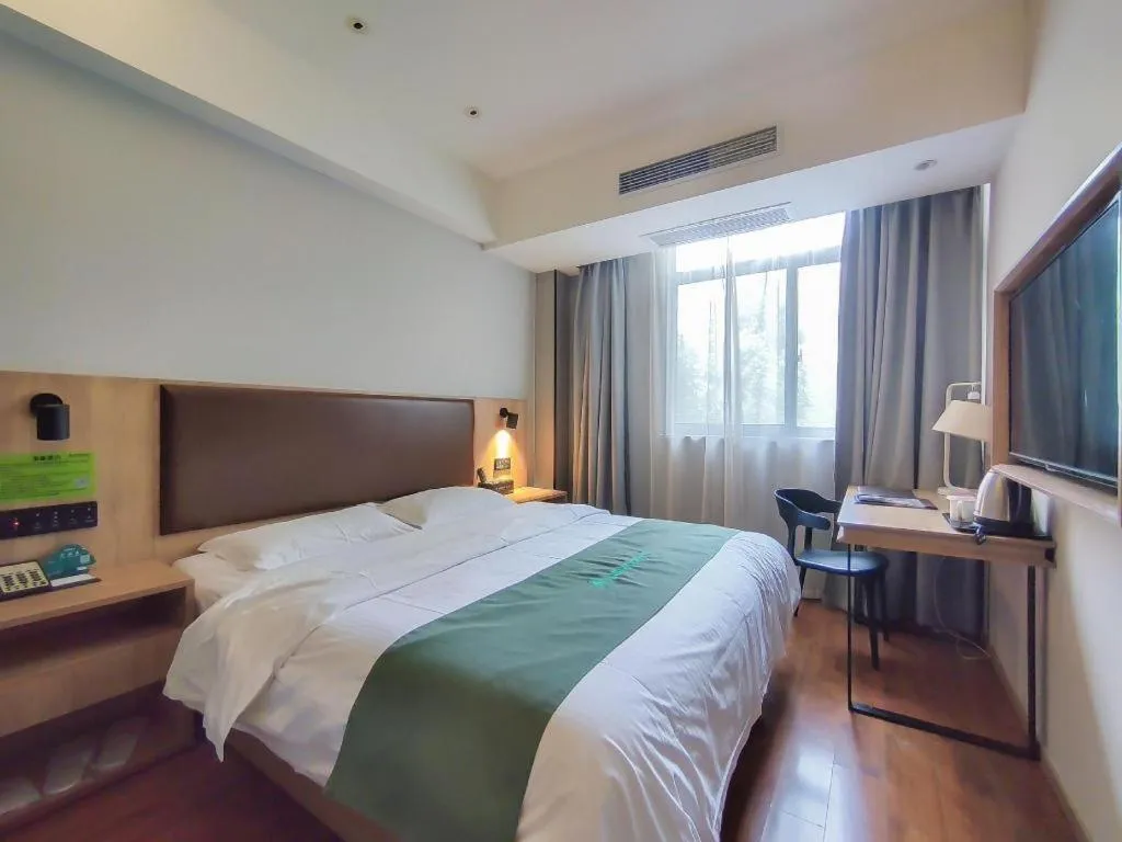 Bed in GreenTree Inn Wuxi Quanshan Center