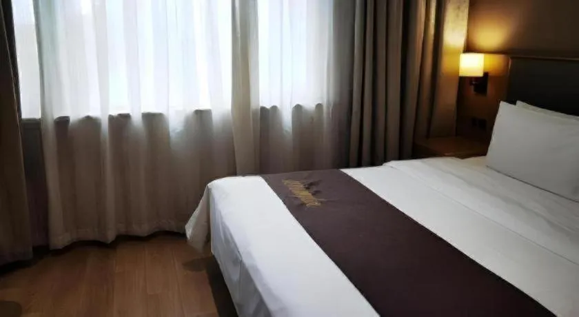 Bed in Home Inn Plus Shanghai Middle Ring Jinshajiang Road Fengzhuang Metro Station