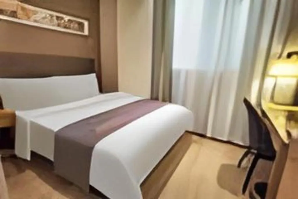 Bed in Home Inn Plus Shanghai Middle Ring Jinshajiang Road Fengzhuang Metro Station