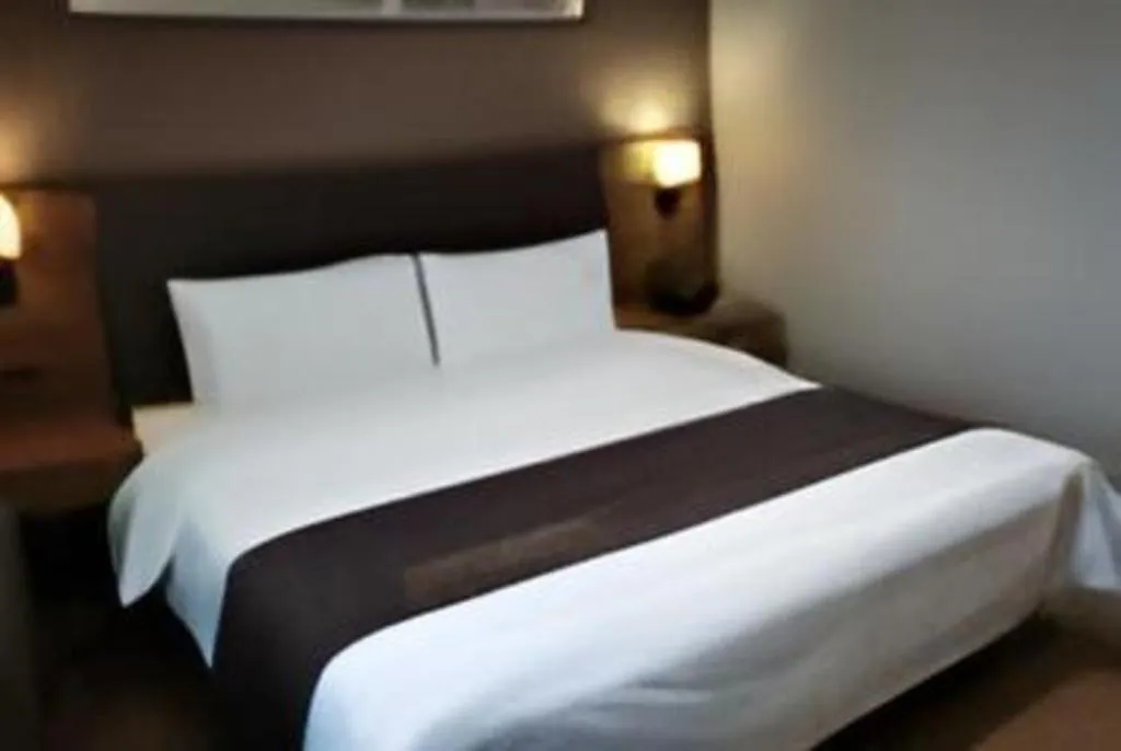 Bed in Home Inn Plus Shanghai Middle Ring Jinshajiang Road Fengzhuang Metro Station