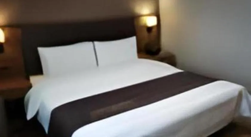 Bed in Home Inn Plus Shanghai Middle Ring Jinshajiang Road Fengzhuang Metro Station