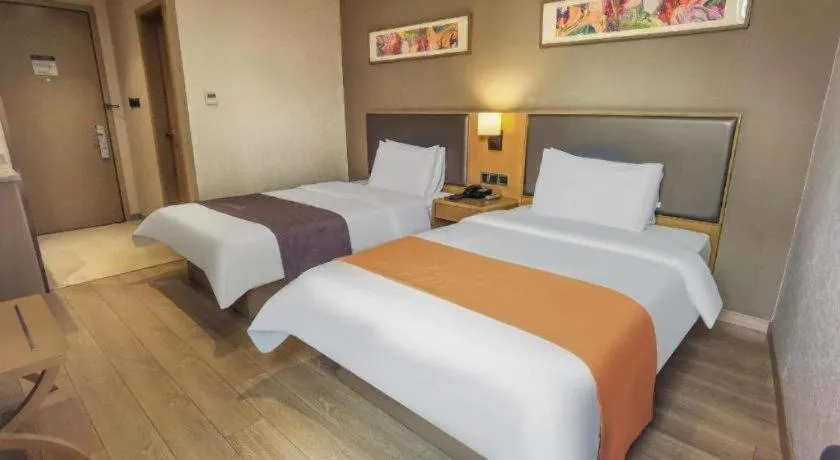 Bed in Home Inn Plus Shanghai Middle Ring Jinshajiang Road Fengzhuang Metro Station