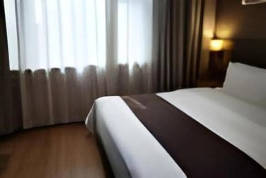 Bed in Home Inn Plus Shanghai Middle Ring Jinshajiang Road Fengzhuang Metro Station
