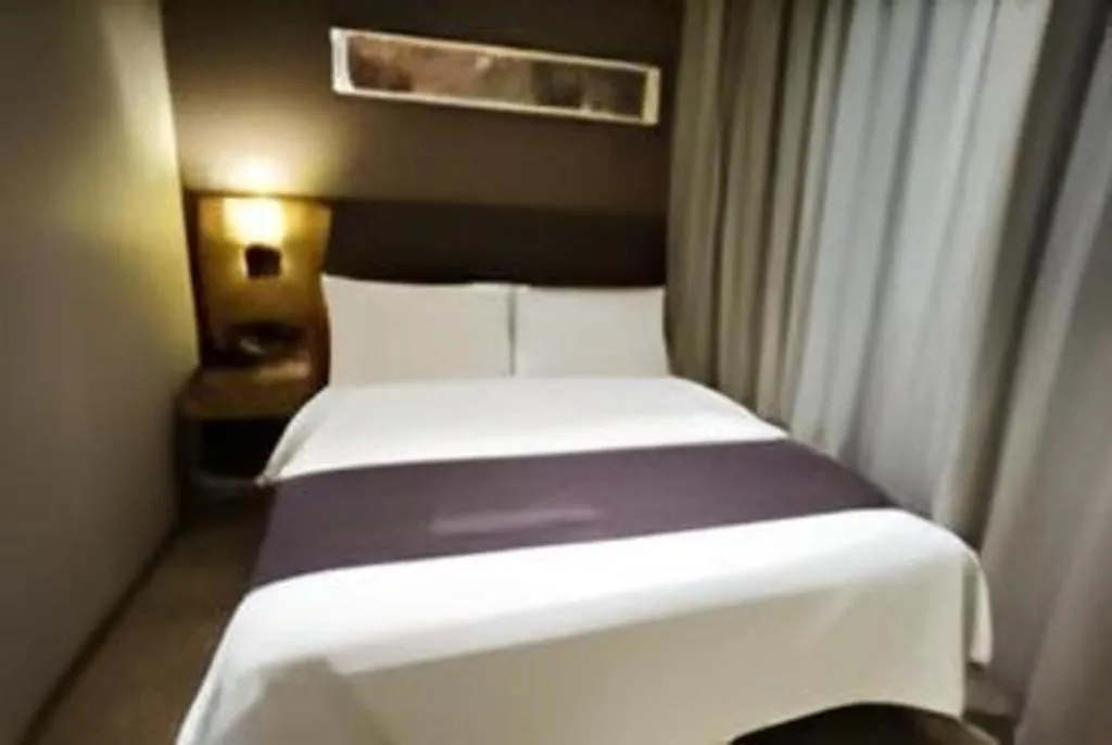 Bed in Home Inn Plus Shanghai Middle Ring Jinshajiang Road Fengzhuang Metro Station