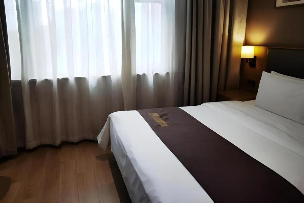 Bed in Home Inn Plus Shanghai Middle Ring Jinshajiang Road Fengzhuang Metro Station