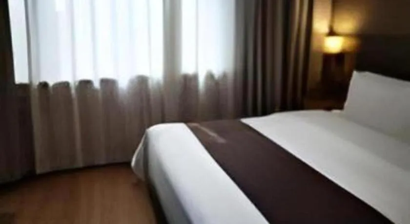 Bed in Home Inn Plus Shanghai Middle Ring Jinshajiang Road Fengzhuang Metro Station