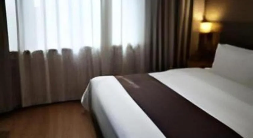 Bed in Home Inn Plus Shanghai Middle Ring Jinshajiang Road Fengzhuang Metro Station