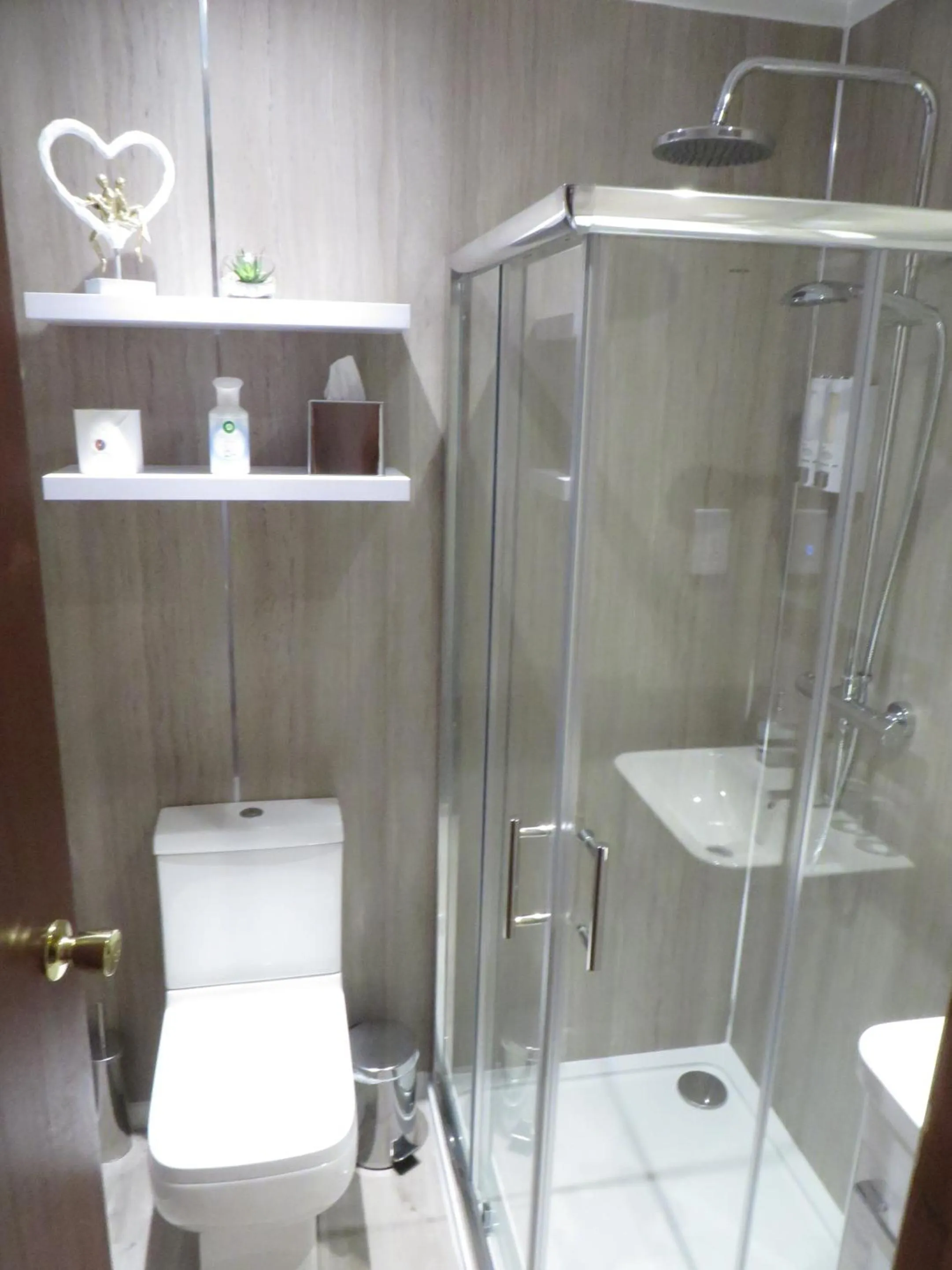 Bathroom in Eriskay B&B and Aviemore Glamping