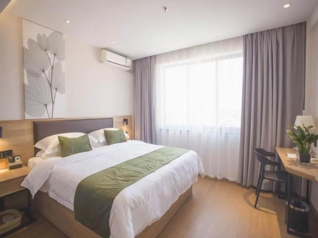 Bed in GreenTree Inn Express Taizhou Jiangyan Hardware City