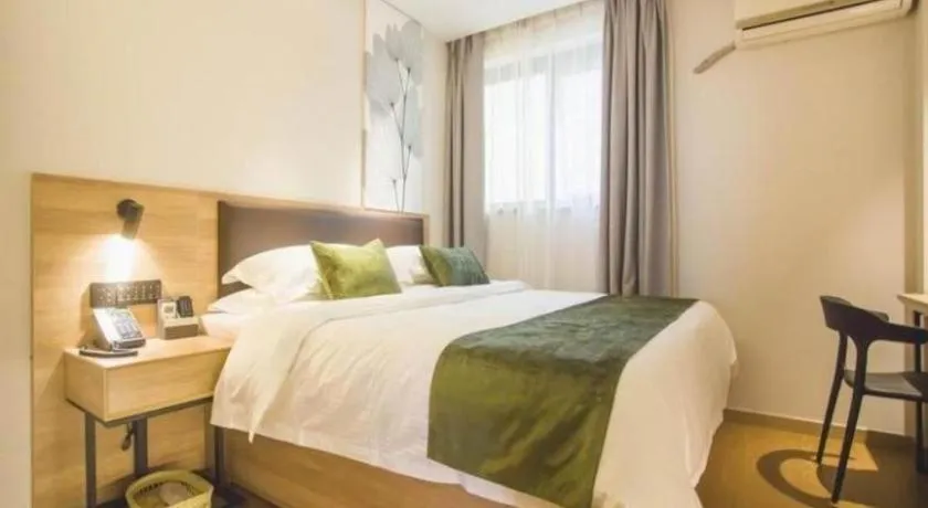 Bed in GreenTree Inn Express Taizhou Jiangyan Hardware City