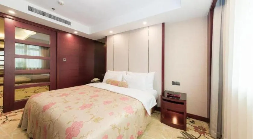 Bed in Dalian Liangyun Hotel