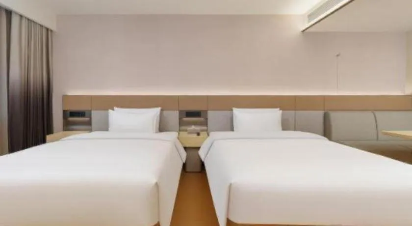 Bed in Dalian Liangyun Hotel