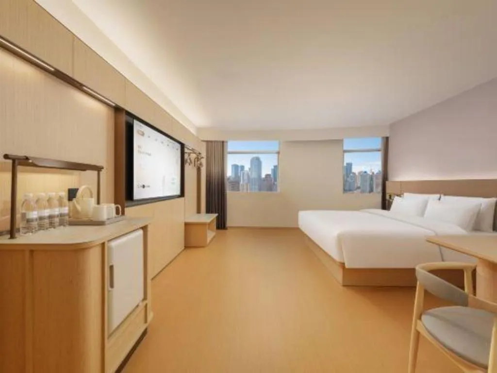 Bed in Dalian Liangyun Hotel