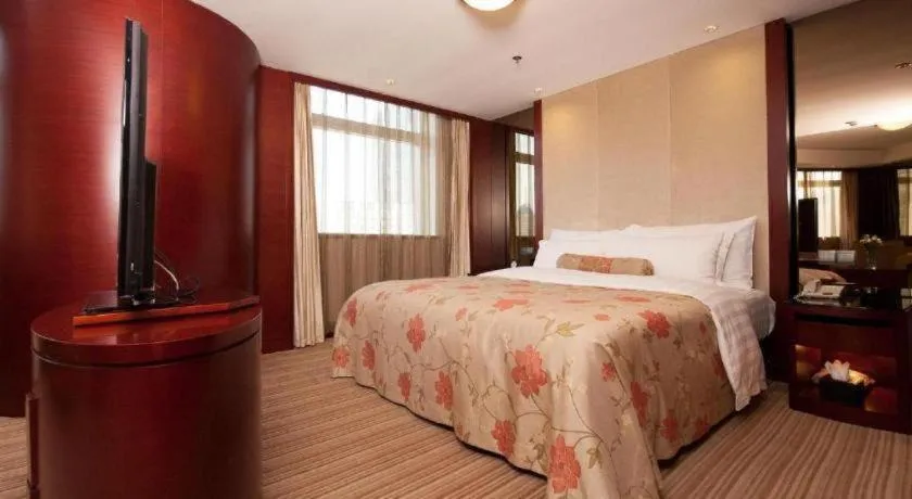 Bed in Dalian Liangyun Hotel