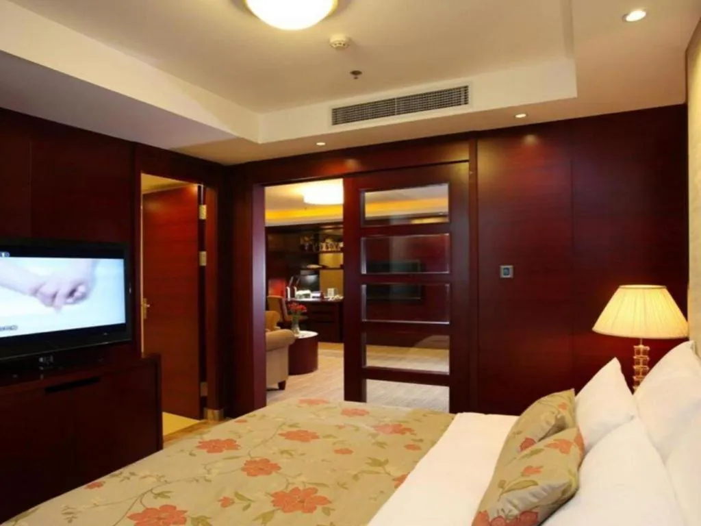 Bed in Dalian Liangyun Hotel