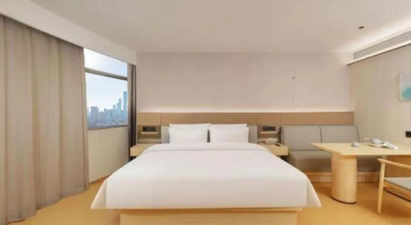 Bed in Dalian Liangyun Hotel