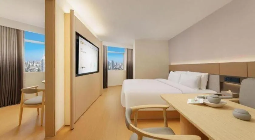 Bed in Dalian Liangyun Hotel