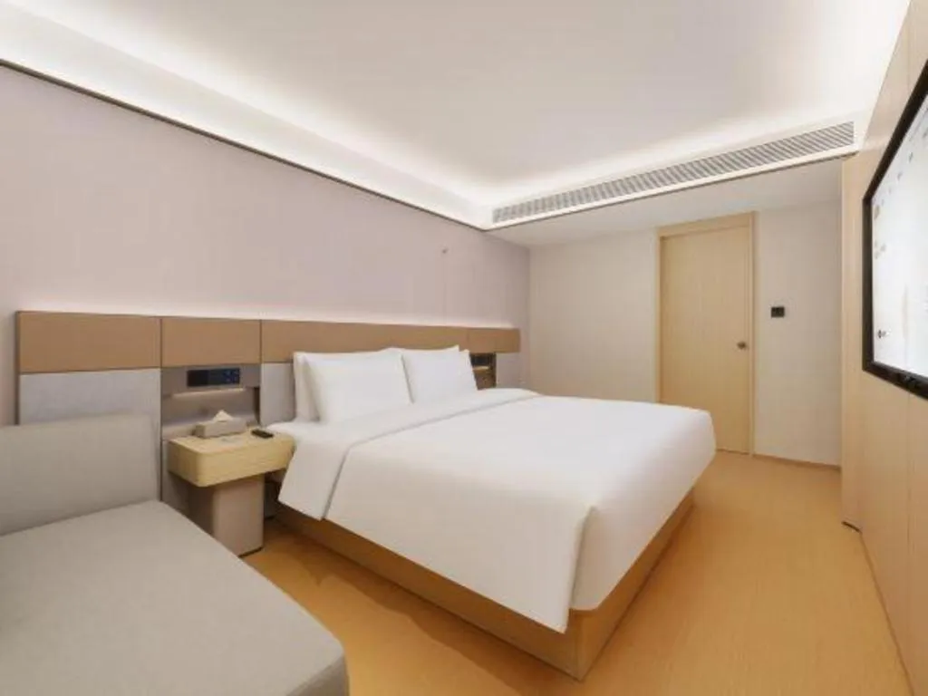 Bed in Dalian Liangyun Hotel