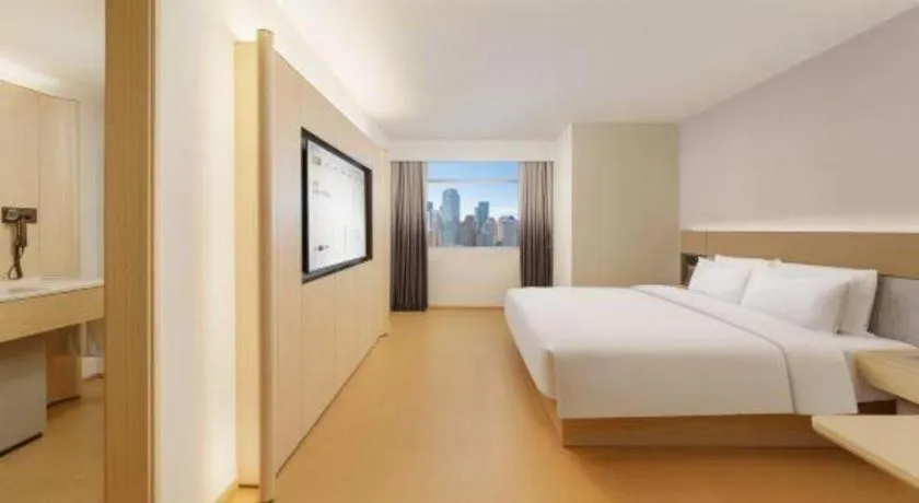 Bed in Dalian Liangyun Hotel