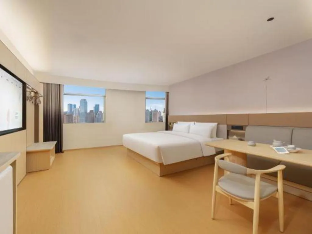 Bed in Dalian Liangyun Hotel