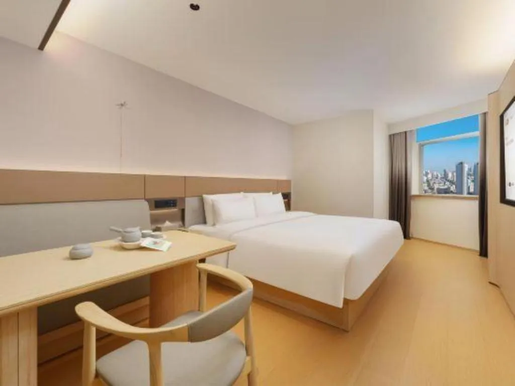 Bed in Dalian Liangyun Hotel