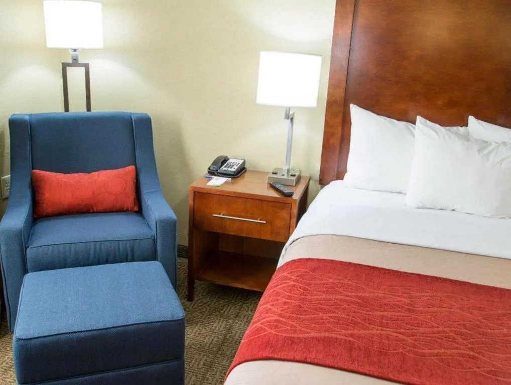 Bed in Comfort Inn DFW Airport North