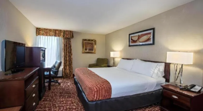 Bed in Holiday Inn Express Hotel And Suites Corinth By IHG