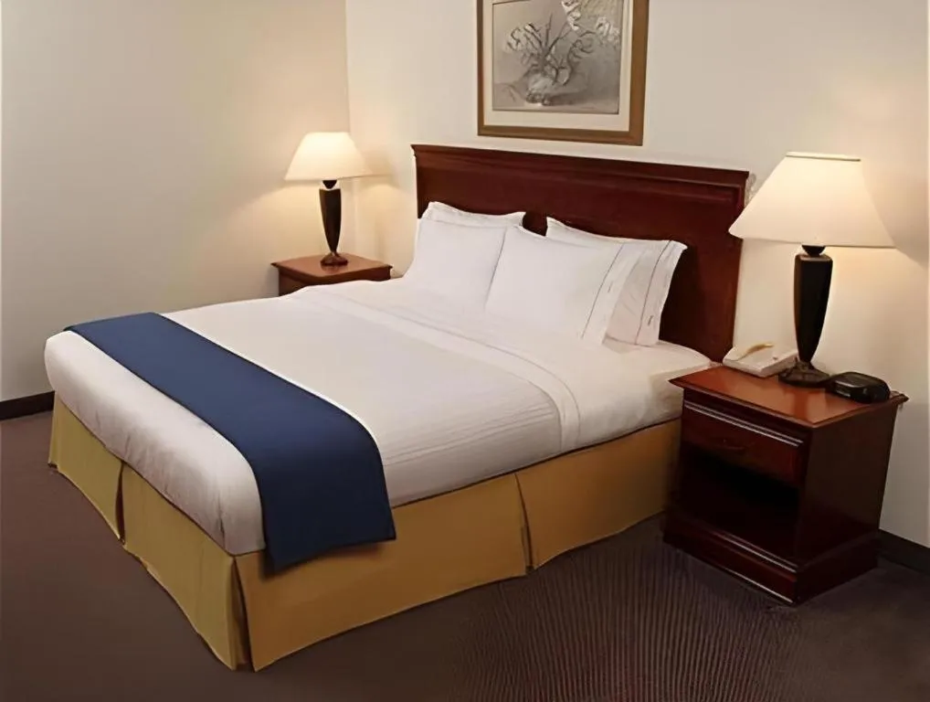 Bed in Holiday Inn Express Hotel & Suites Grand Island By IHG