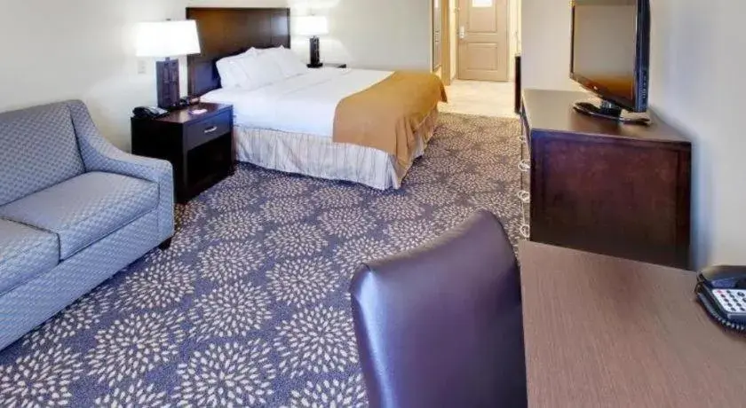 Bed in Holiday Inn Express Hotel & Suites Grand Island By IHG Bed in Holiday Inn Express Hotel & Suites Grand Island By IHG