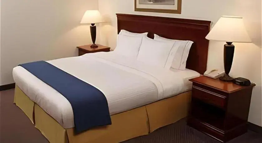 Bed in Holiday Inn Express Hotel & Suites Grand Island By IHG Bed in Holiday Inn Express Hotel & Suites Grand Island By IHG