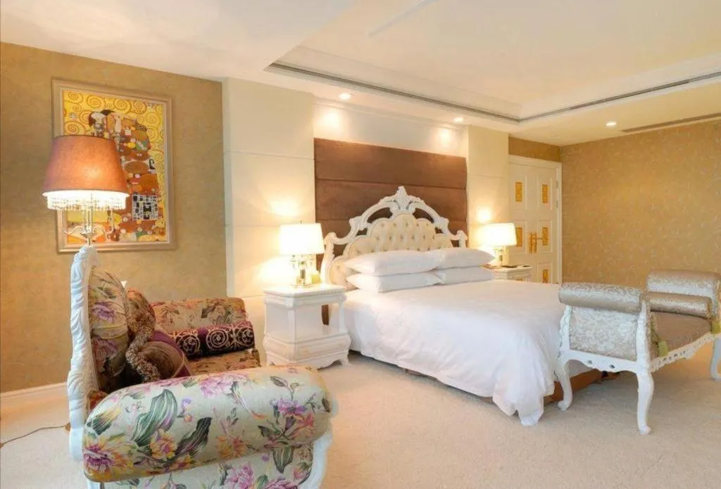 Bed in Golden Eagle Summit Hotel Downtown