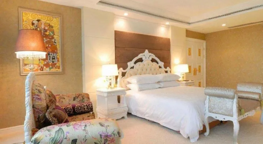 Bed in Golden Eagle Summit Hotel Downtown