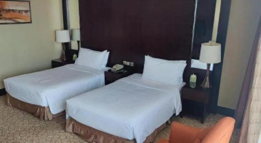 Bed in Golden Eagle Summit Hotel Downtown