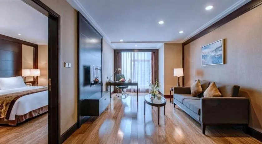 Bed in Golden Eagle Summit Hotel Downtown