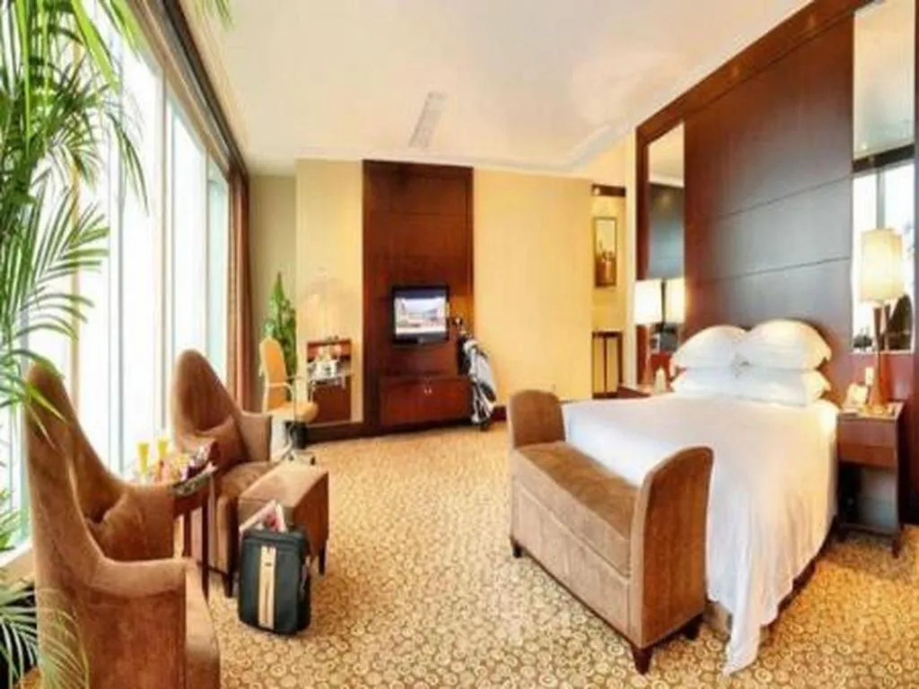 Bed in Golden Eagle Summit Hotel Downtown