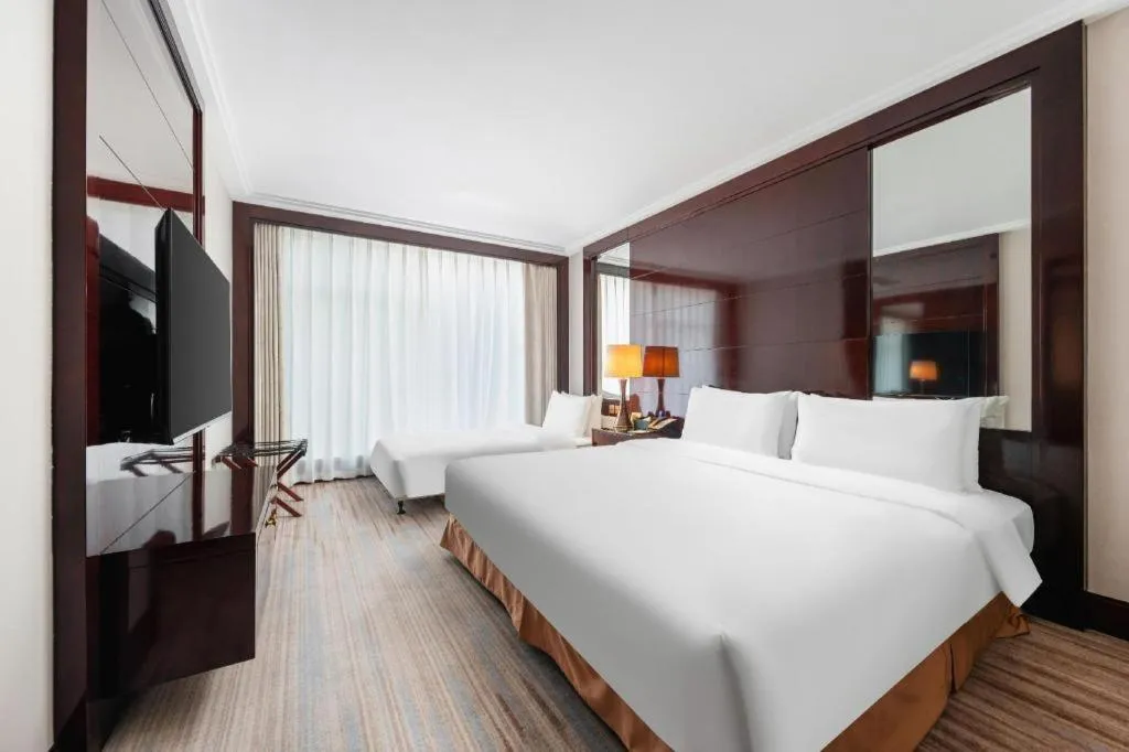 Bed in Golden Eagle Summit Hotel Downtown