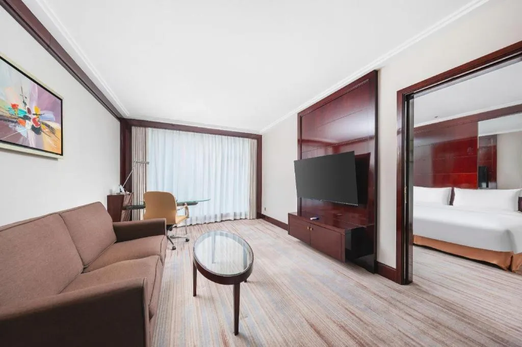 Bed in Golden Eagle Summit Hotel Downtown