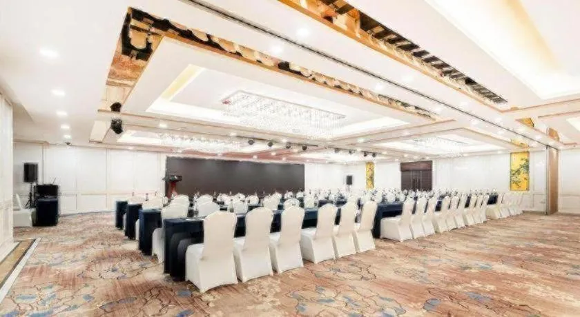 Golden Eagle Summit Hotel Downtown