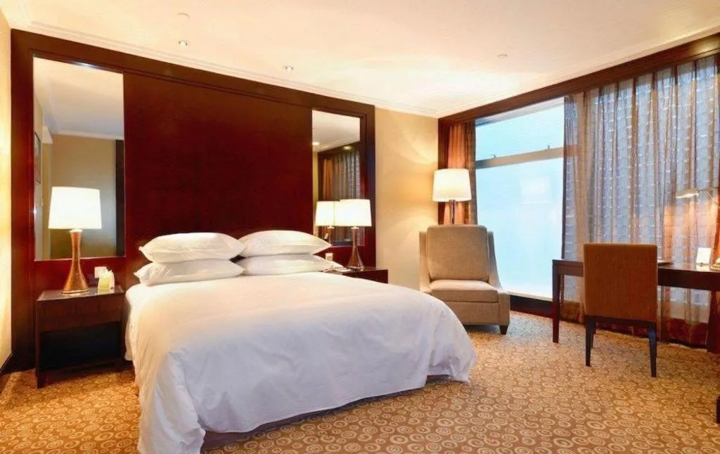 Bed in Golden Eagle Summit Hotel Downtown