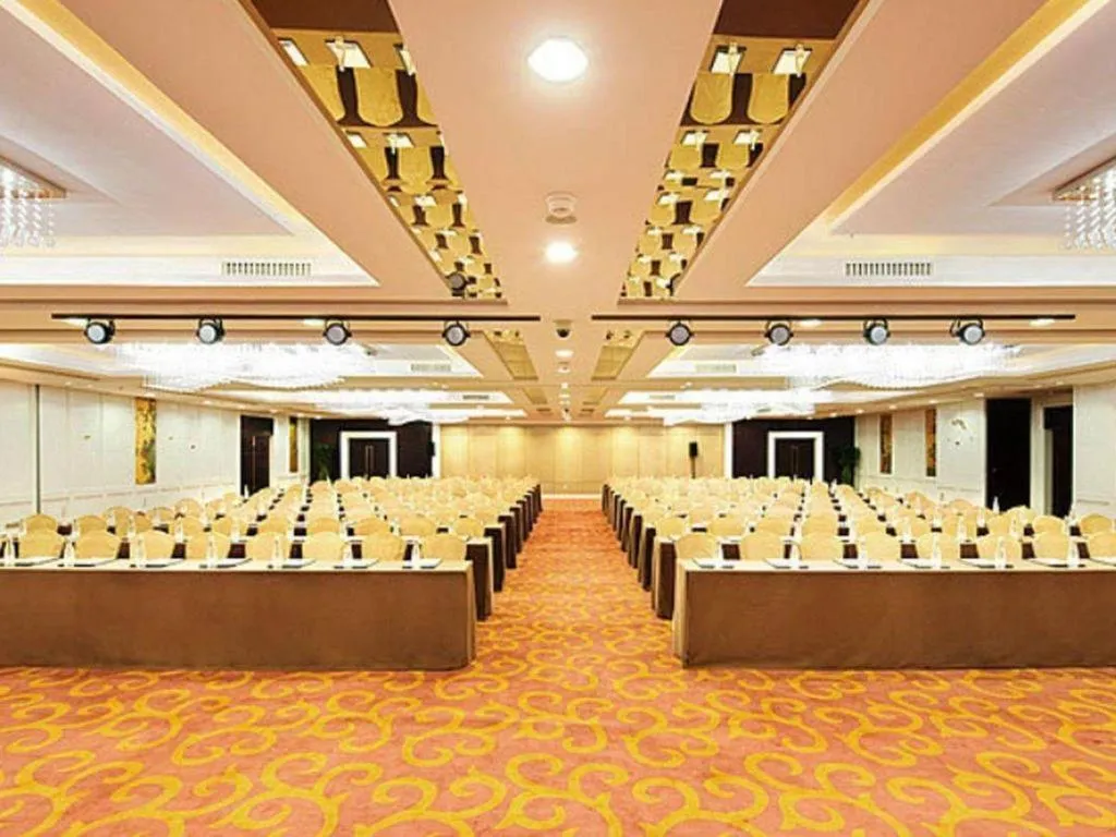 Golden Eagle Summit Hotel Downtown