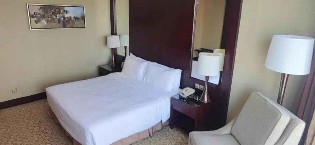 Bed in Golden Eagle Summit Hotel Downtown